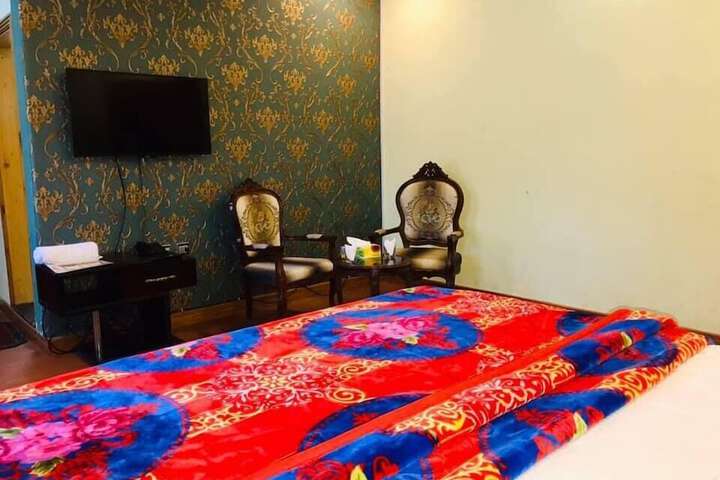 Room 9 of 16