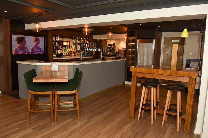 Lounge 63 of 133