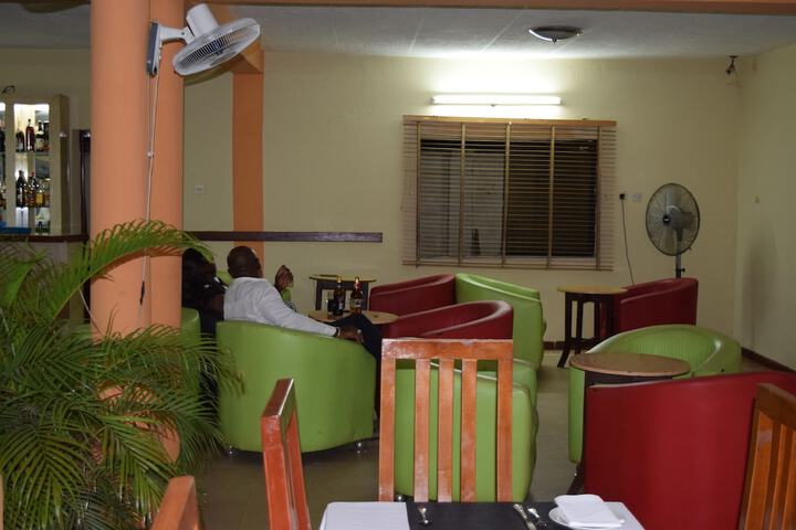 Lounge 49 of 65