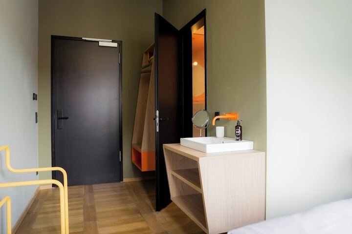 Room 18 of 73