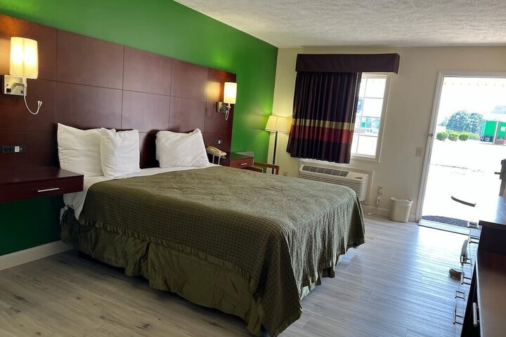 Room 6 of 28