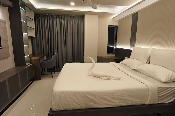Room 4 of 12
