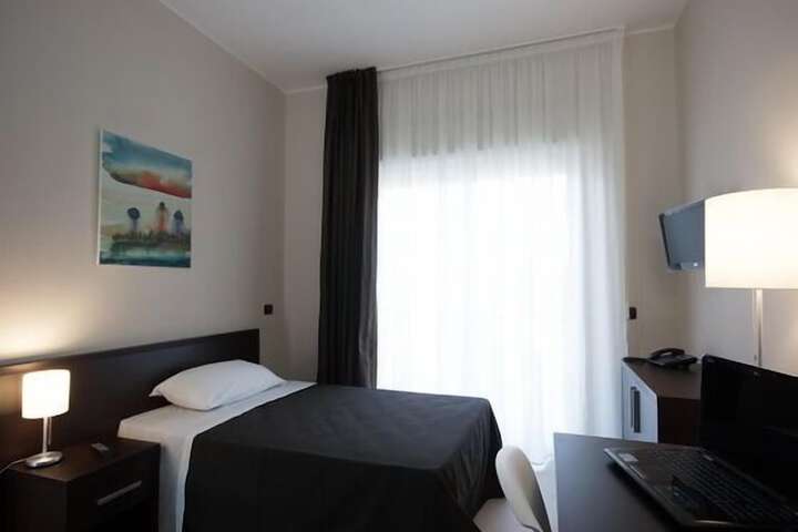 Room 10 of 34
