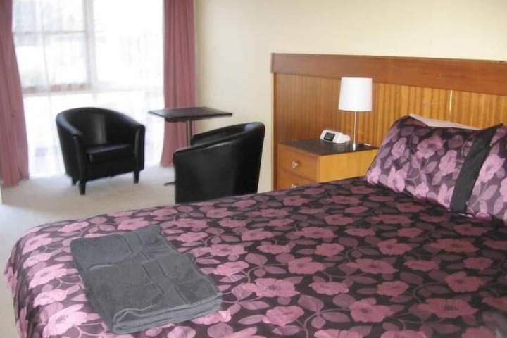 Room 3 of 28
