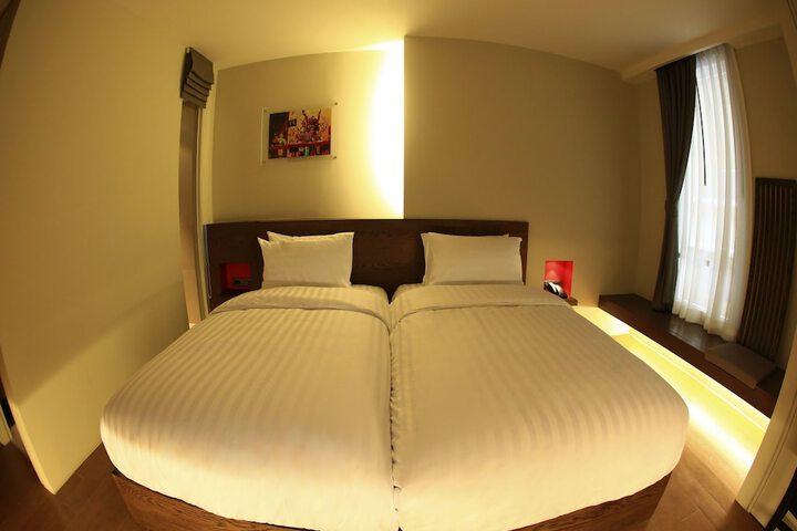 Room 10 of 34