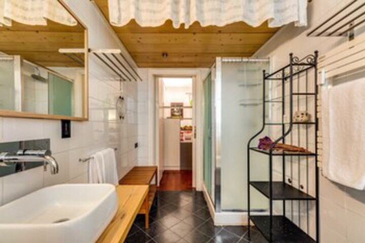 Room 2 of 25