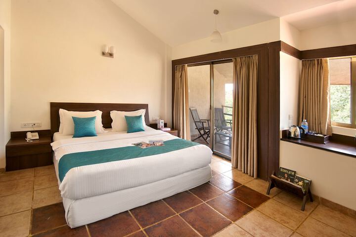 Manas Resort with Petting Zoo in Igatpuri