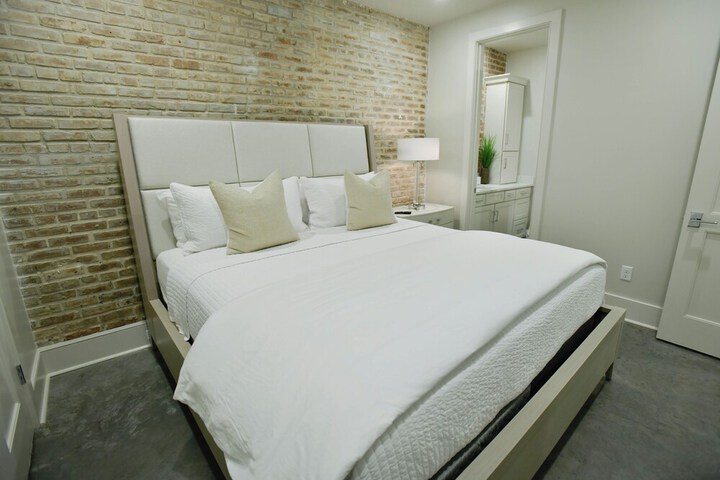 Room 9 of 371