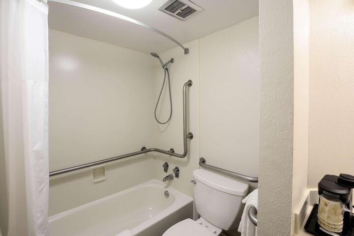 1 King Bed (8 of 8)