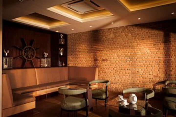 Lounge 24 of 42