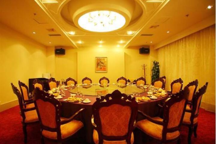 Dining 3 of 17