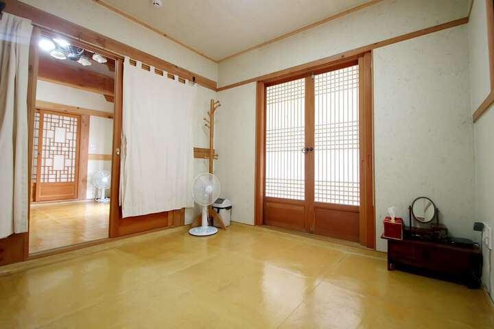Room 11 of 76