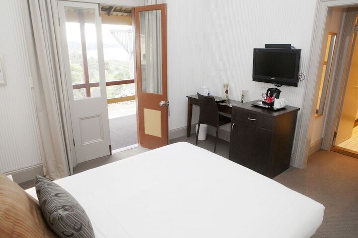 Room 4 of 190