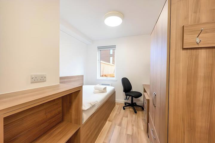 Room 8 of 16