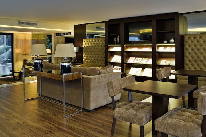 Lounge 72 of 92