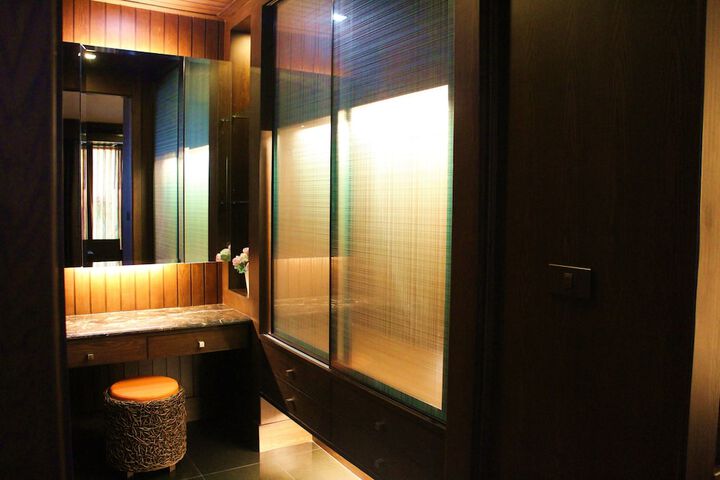 Room 10 of 42
