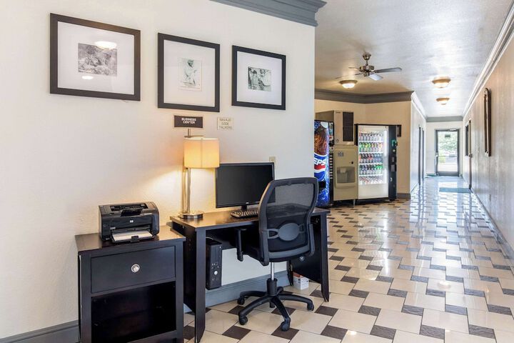 Business Center 87 of 94