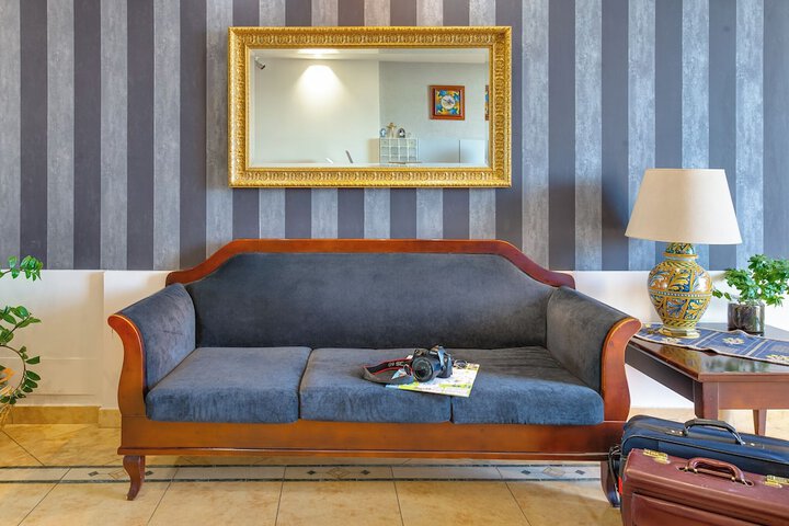 Lounge 27 of 33