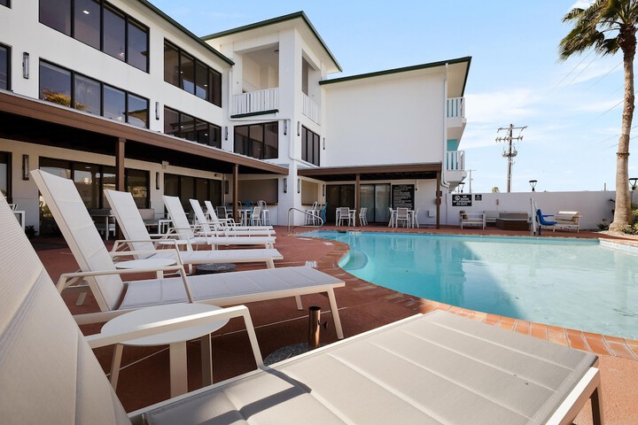 Pool 75 of 104