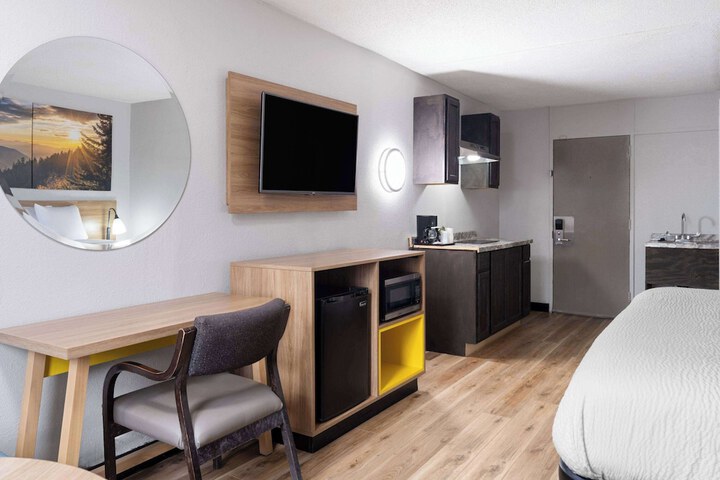 1 King Bed Studio Efficiency Suite (9 of 19)
