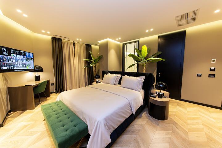 Room 3 of 77
