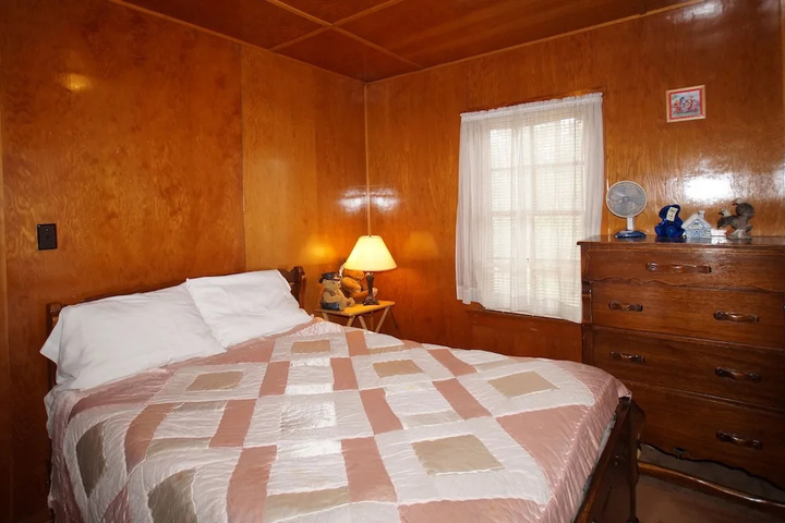 Room 4 of 16