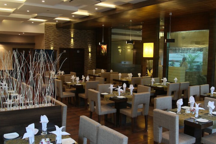 Dining 33 of 43