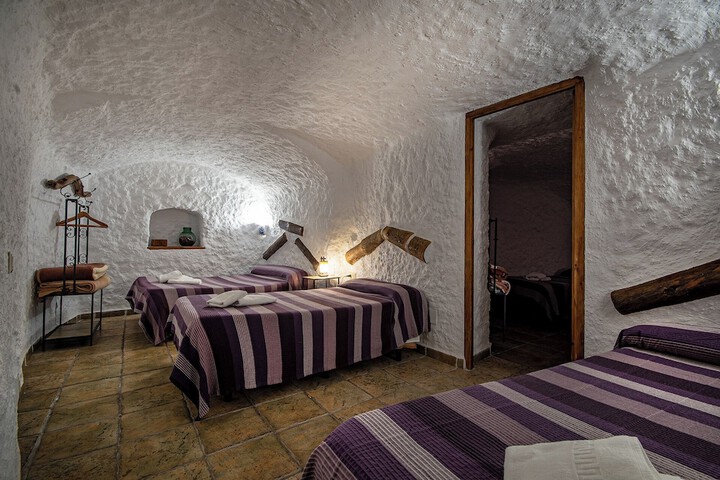Room 2 of 82