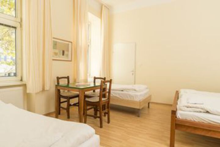 Room 33 of 122