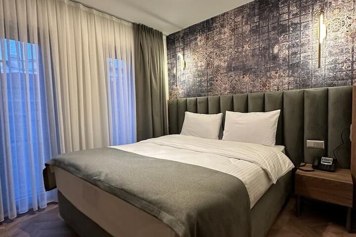 Room 15 of 33