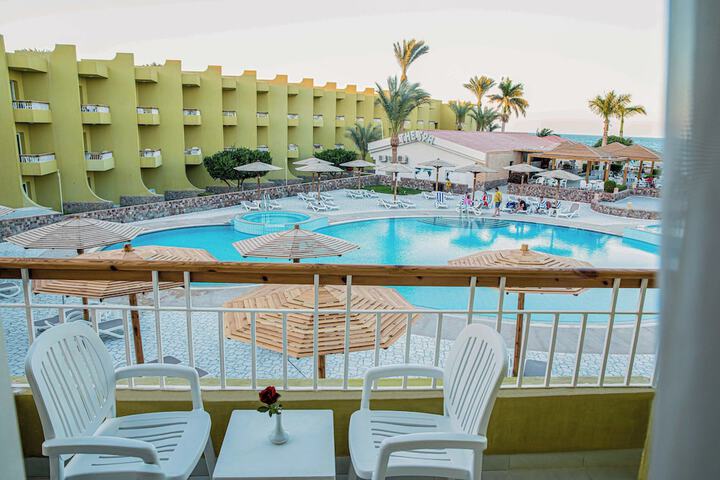 Pool 4 of 8
