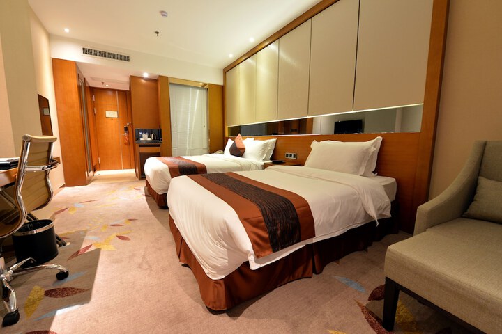 Room 8 of 19