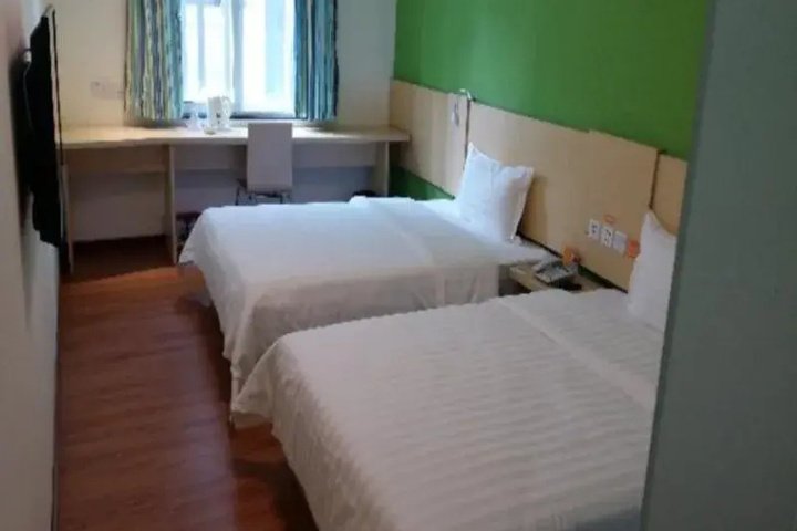Room 7 of 12