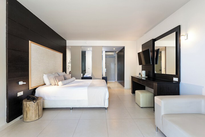 Room 83 of 236