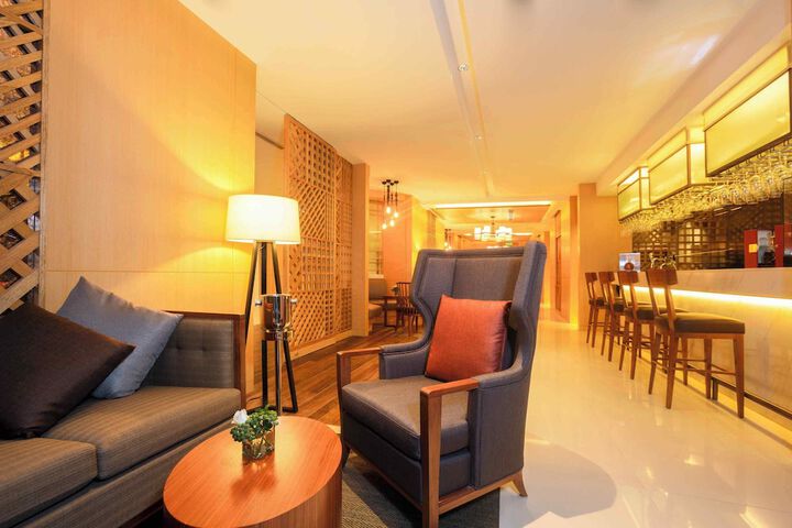 Lounge 46 of 52