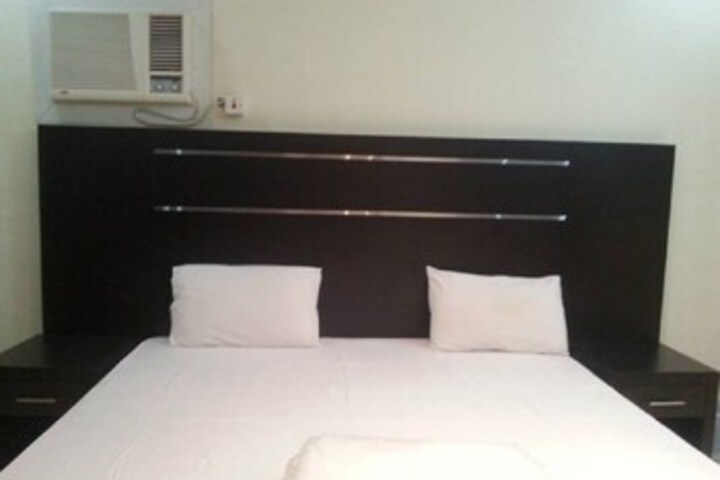 Room 4 of 16
