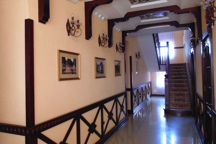 Ballroom/Hall 34 of 40