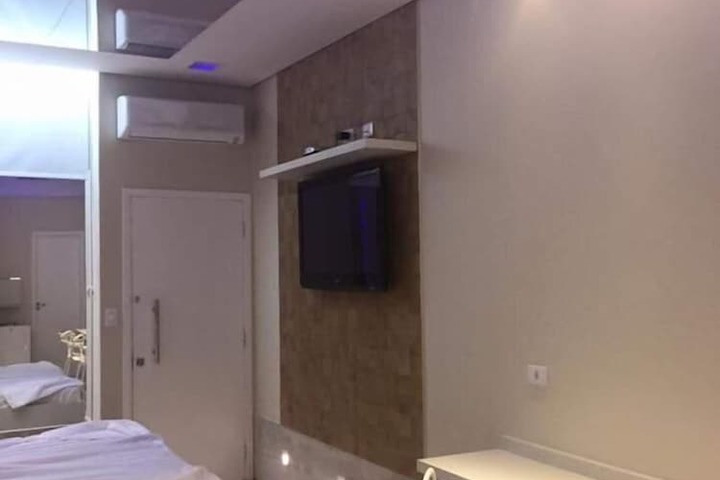 Room 6 of 17