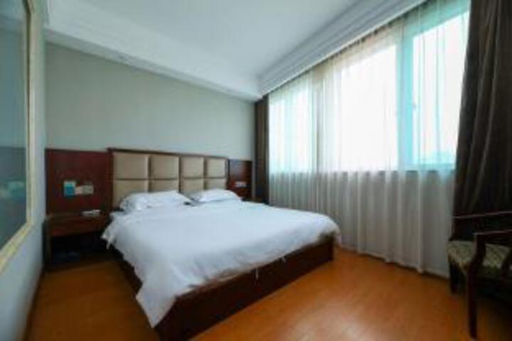 Room 6 of 8