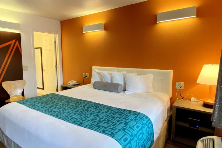 1 Queen Bed (4 of 11)
