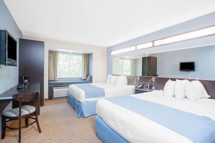 1 Queen Bed (9 of 10)