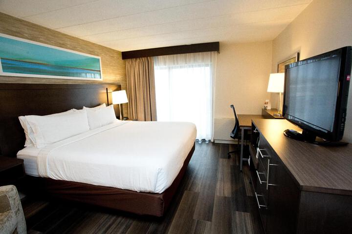 1 King Bed (6 of 21)