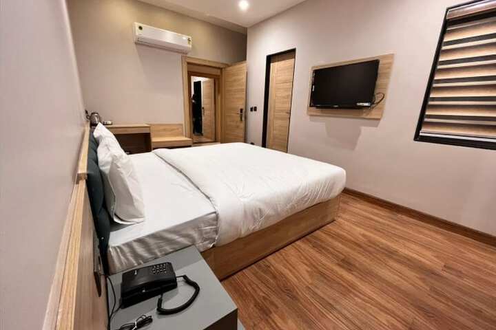 Room 9 of 36