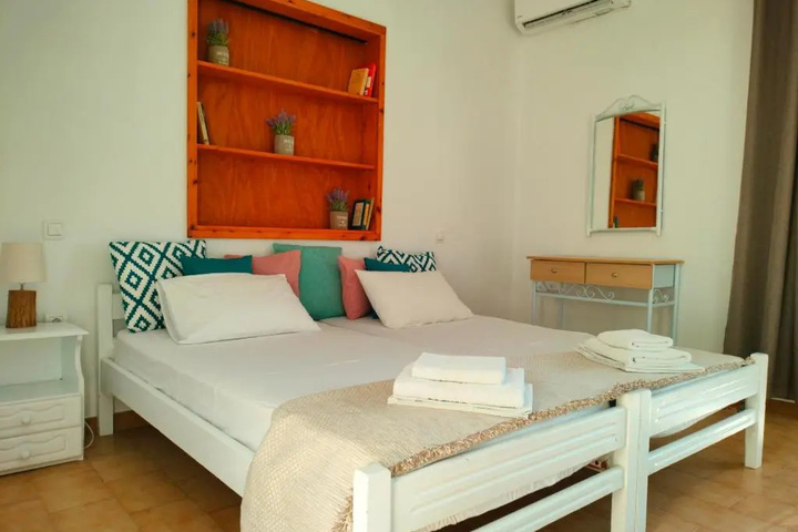 Room 4 of 16
