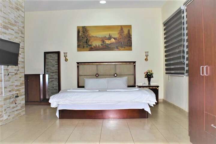 Room 6 of 32