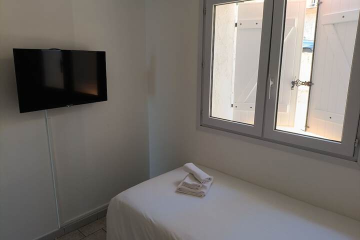 Room 11 of 48