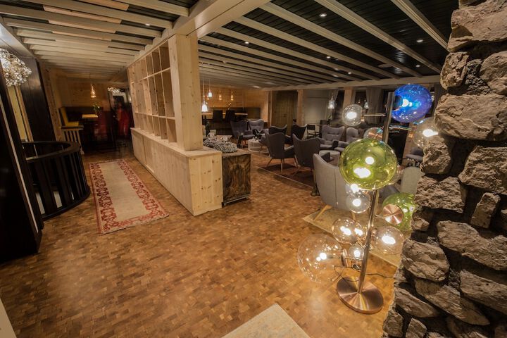 Lounge 78 of 111