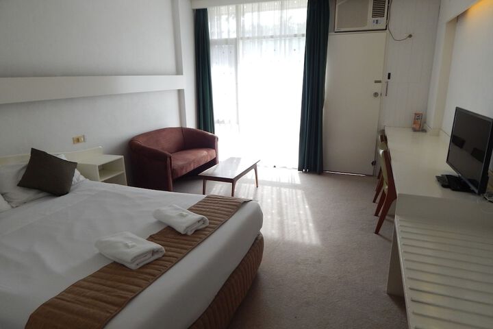 Room 5 of 38