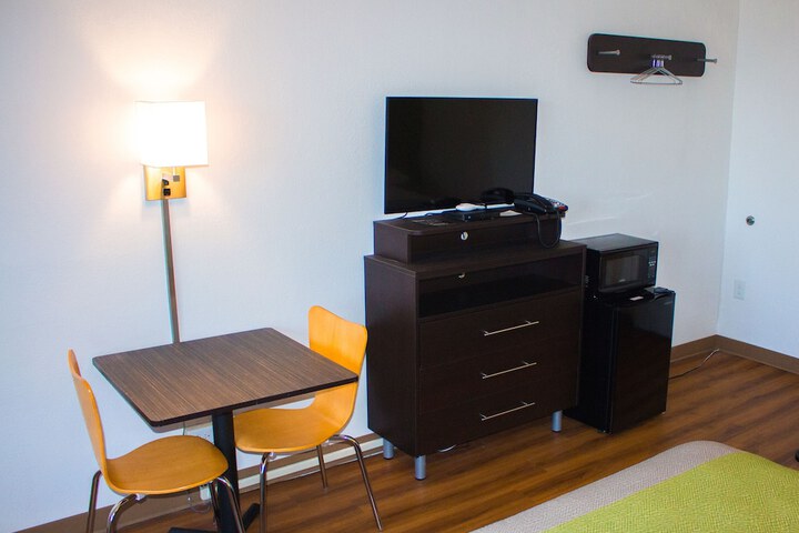 Deluxe Room 2 Double Beds Refrigerator, Microwave (3 of 5)