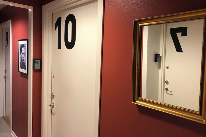 Room 10 of 18